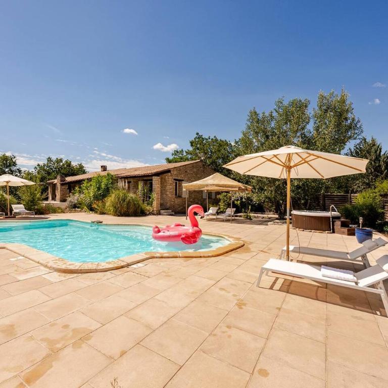 Gordes Villa avec piscine chauffée et privée , jacuzzi et pétanque calme - Villa 3 Chambres - 1