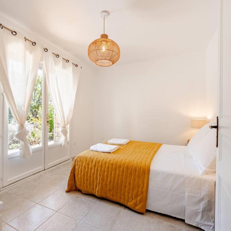 Gordes Villa avec piscine chauffée et privée , jacuzzi et pétanque calme - Villa 3 Chambres - 11