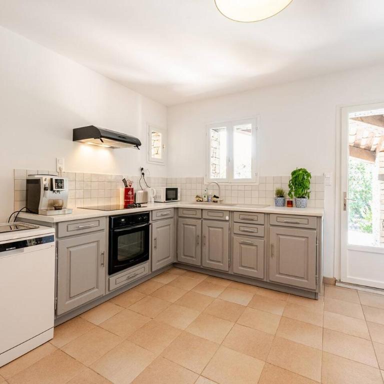 Gordes Villa avec piscine chauffée et privée , jacuzzi et pétanque calme - Villa 3 Chambres - 8