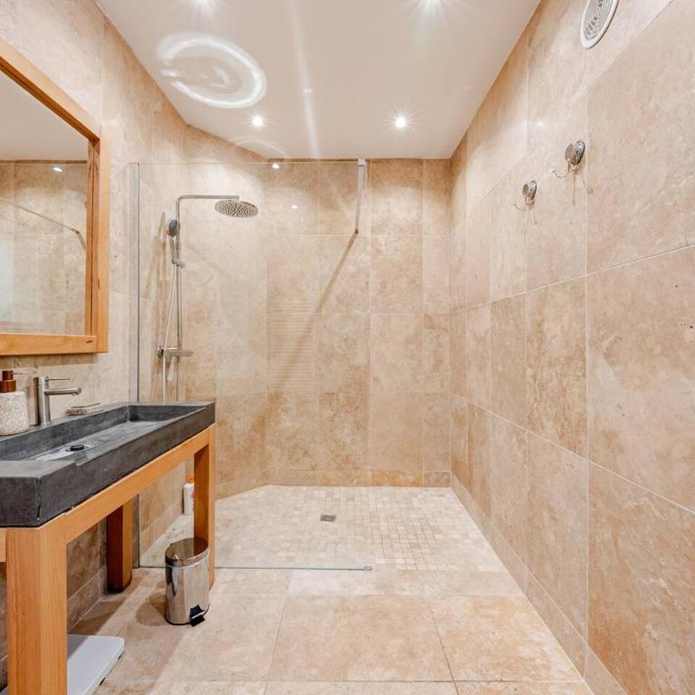 Gordes Villa avec piscine chauffée et privée , jacuzzi et pétanque calme - Villa 3 Chambres - 13
