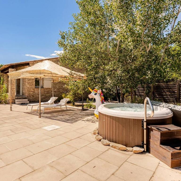 Gordes Villa avec piscine chauffée et privée , jacuzzi et pétanque calme - Villa 3 Chambres - 21