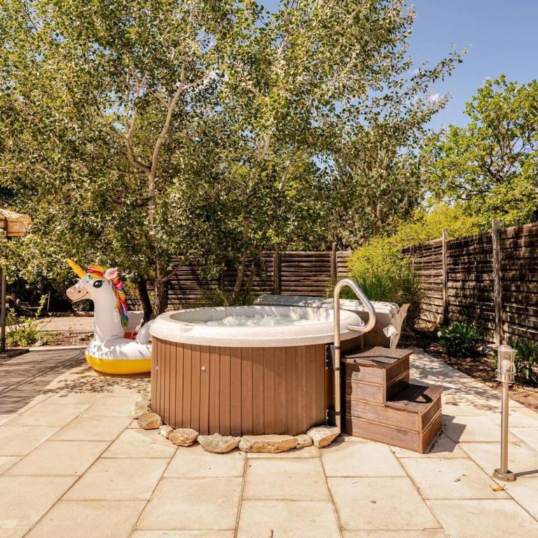 Gordes Villa avec piscine chauffée et privée , jacuzzi et pétanque calme - Villa 3 Chambres - 20