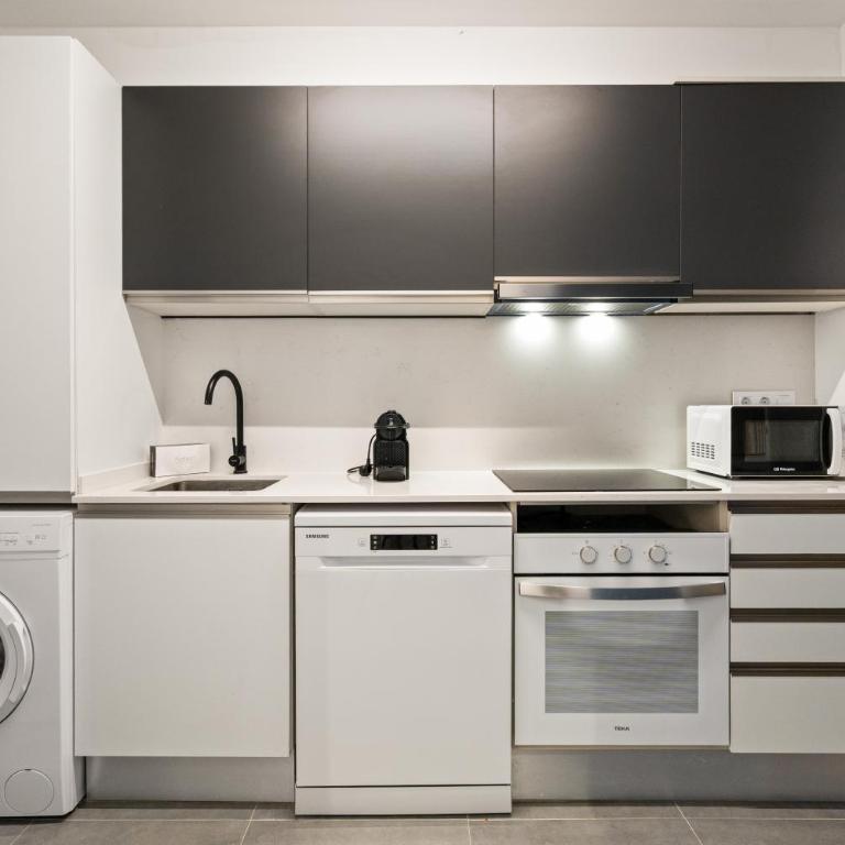 Flateli Espronceda 01 - Three-Bedroom Apartment - 2