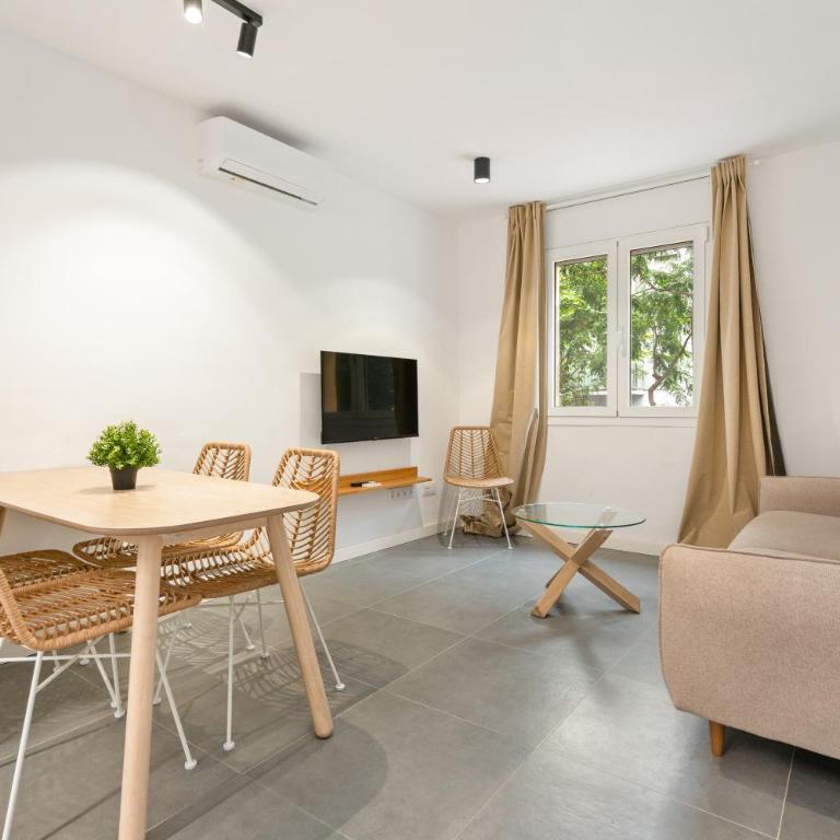 Flateli Espronceda 11 - Three-Bedroom Apartment - 1