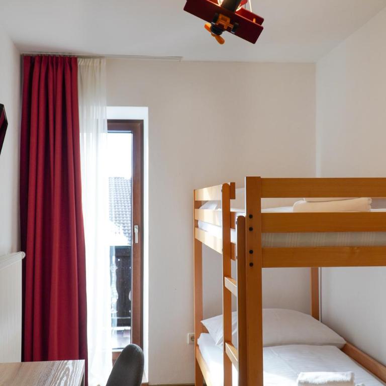 Landgasthof Schwarzberg - Familienzimmer mit Balkon - 8