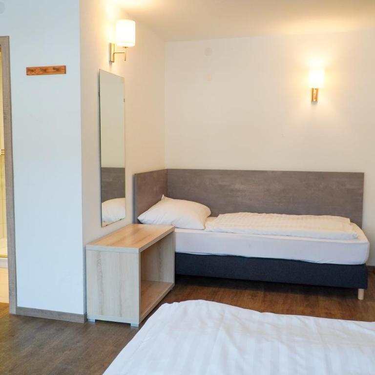 Landgasthof Schwarzberg - Standard Dreibettzimmer - 5