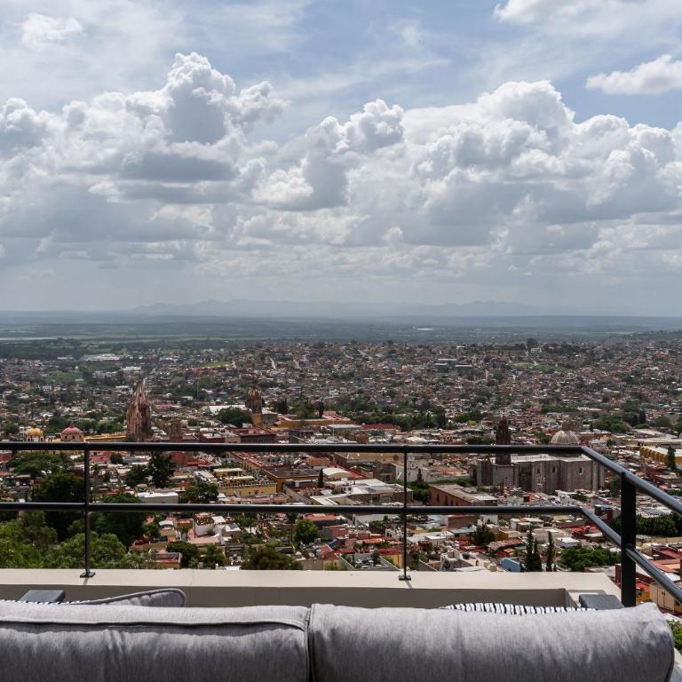 Casa Altamira, Stylish 1BR Loft with City Views in Centro - One-Bedroom House - 12