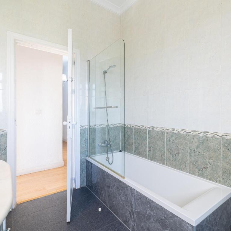 Holidays2Malaga Terraza & junto puerto deportivo - Three-Bedroom Apartment - 10