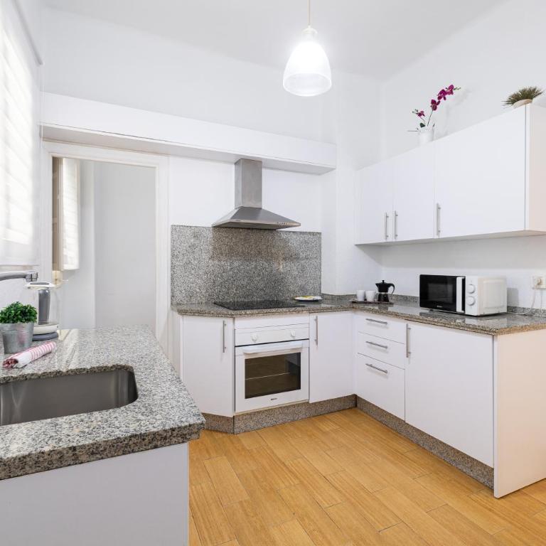 Holidays2Malaga Terraza & junto puerto deportivo - Three-Bedroom Apartment - 12