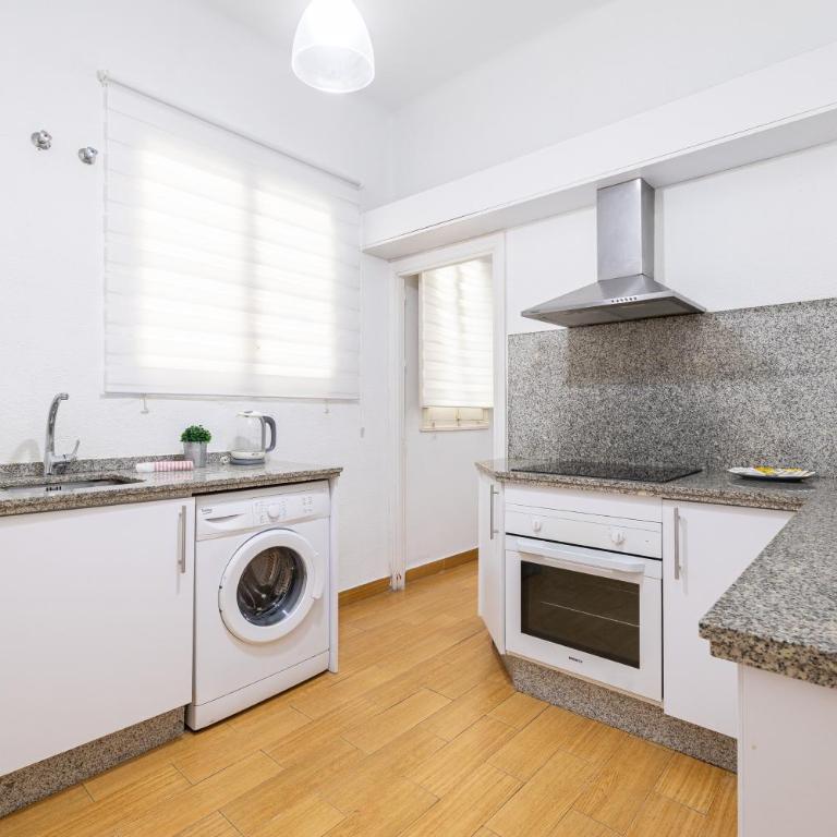 Holidays2Malaga Terraza & junto puerto deportivo - Three-Bedroom Apartment - 17