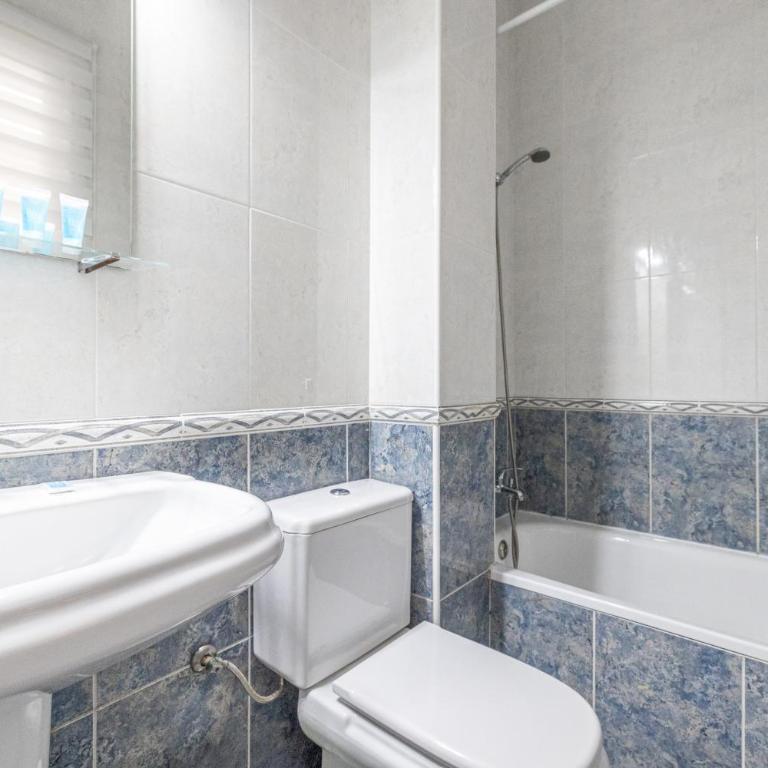Holidays2Malaga Terraza & junto puerto deportivo - Three-Bedroom Apartment - 20