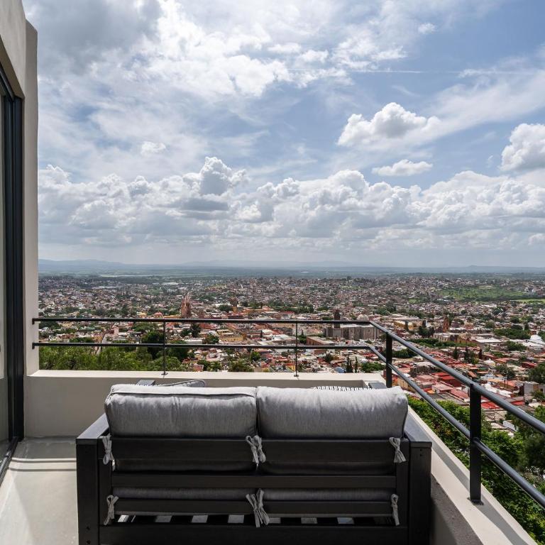 Casa Altamira, Stylish 1BR Loft with City Views in Centro - One-Bedroom House - 3