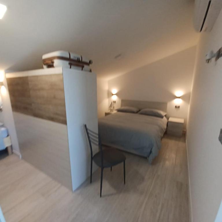 Villa Paolo attico appartamento loft matrimoniale piu singolo diviso da armadi,piu divano letto singolo - Estudio Deluxe - 2