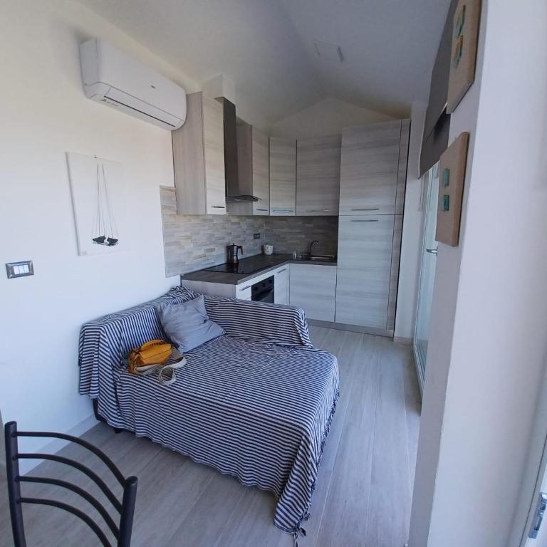 Villa Paolo attico appartamento loft matrimoniale piu singolo diviso da armadi,piu divano letto singolo - Estudio Deluxe - 17