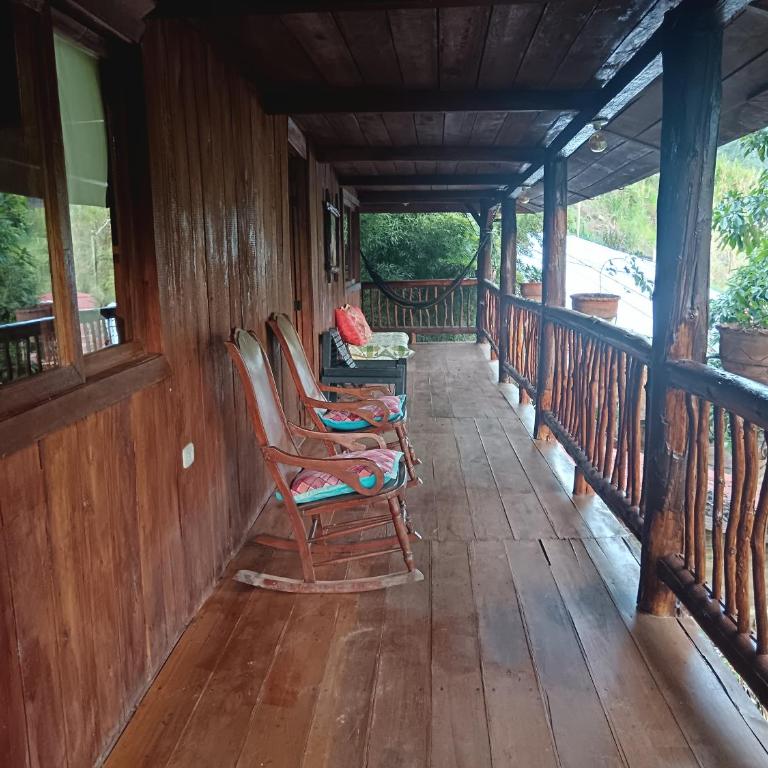 cabaña Juanes-JARDIN ANTIOQUIA - Habitación Triple con vistas a la montaña - 9
