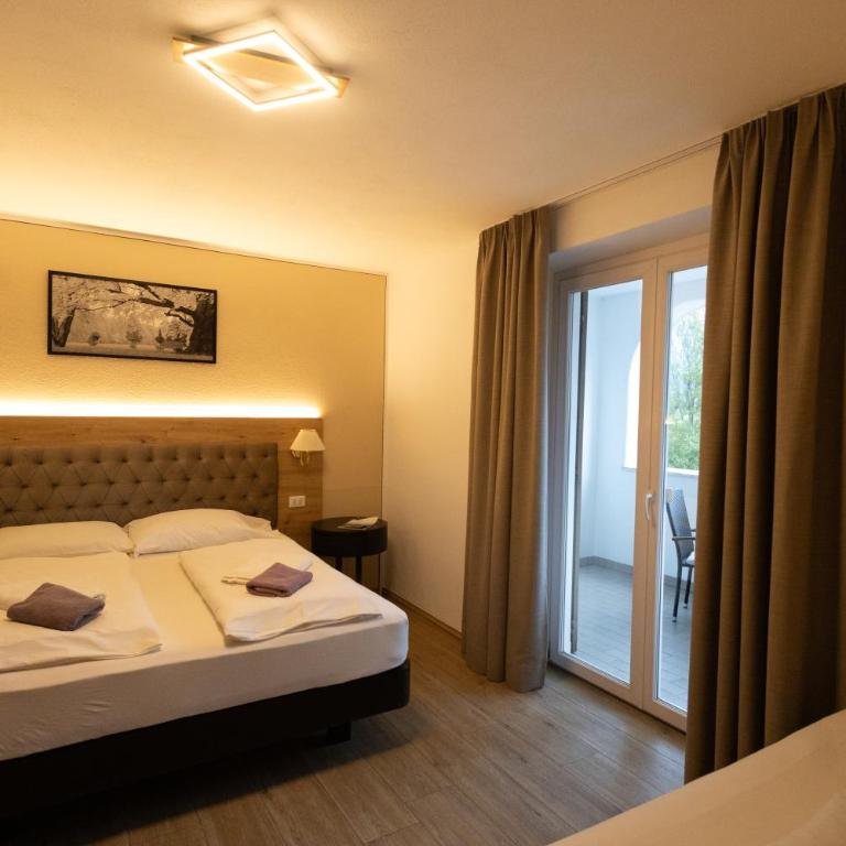 Hotel Marlingerhof - Dreibettzimmer mit Balkon - 11