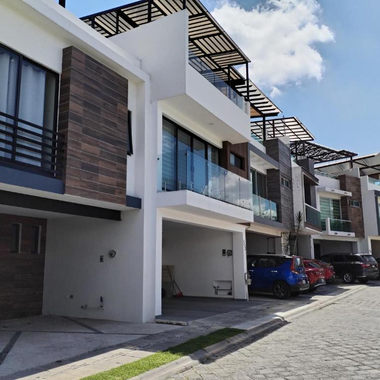 CASA MODERNA y SEMINUEVA EN RESIDENCIAL PRIVADO y TRANQUILO - Four-Bedroom House - 2