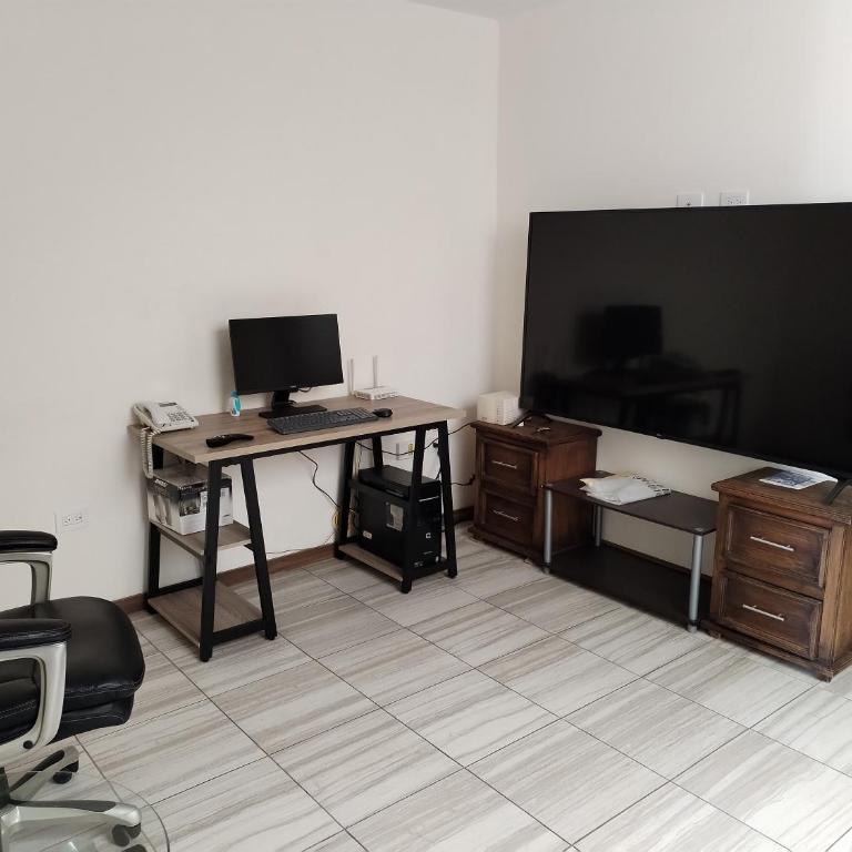 CASA MODERNA y SEMINUEVA EN RESIDENCIAL PRIVADO y TRANQUILO - Four-Bedroom House - 15