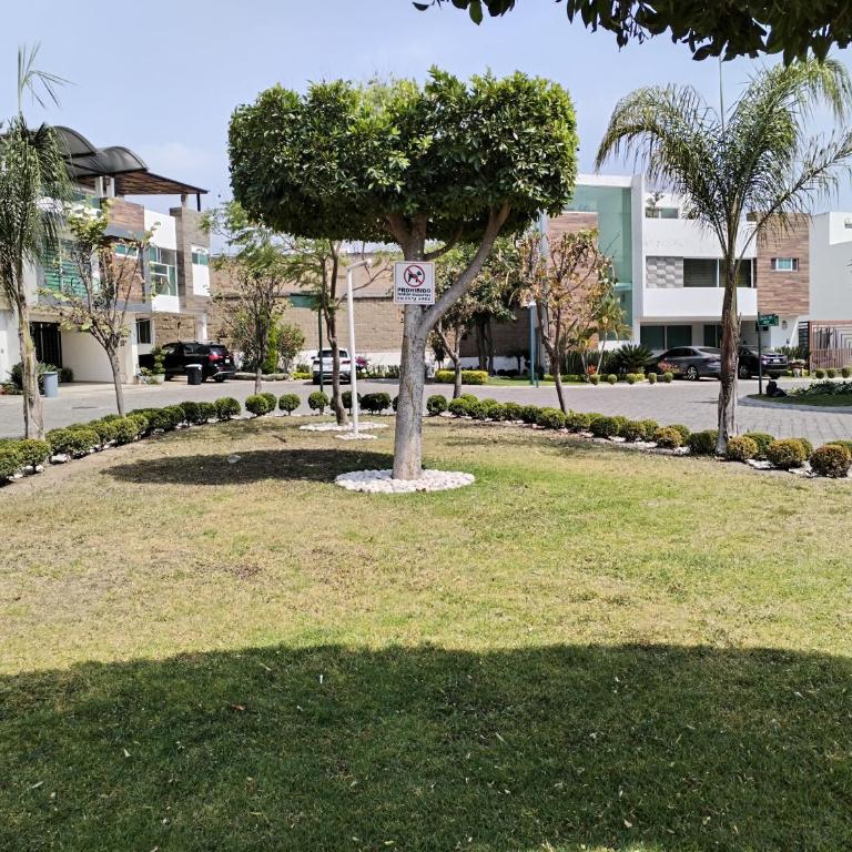 CASA MODERNA y SEMINUEVA EN RESIDENCIAL PRIVADO y TRANQUILO - Four-Bedroom House - 23