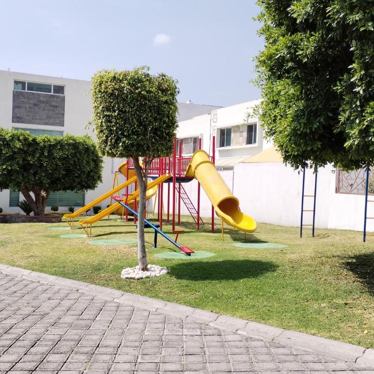 CASA MODERNA y SEMINUEVA EN RESIDENCIAL PRIVADO y TRANQUILO - Four-Bedroom House - 24