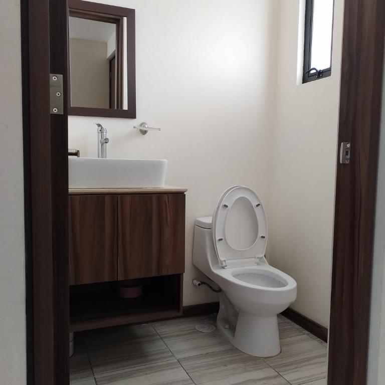 CASA MODERNA y SEMINUEVA EN RESIDENCIAL PRIVADO y TRANQUILO - Four-Bedroom House - 22