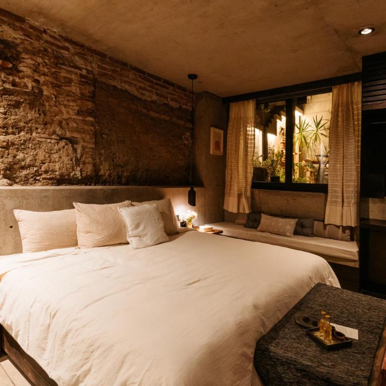Becino - Deluxe King Room - 1