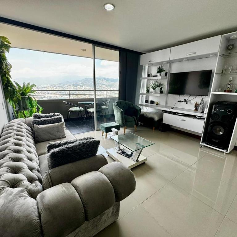 Hermoso apartamento en El Poblado con linda vista - Apartamento con balcón - 1