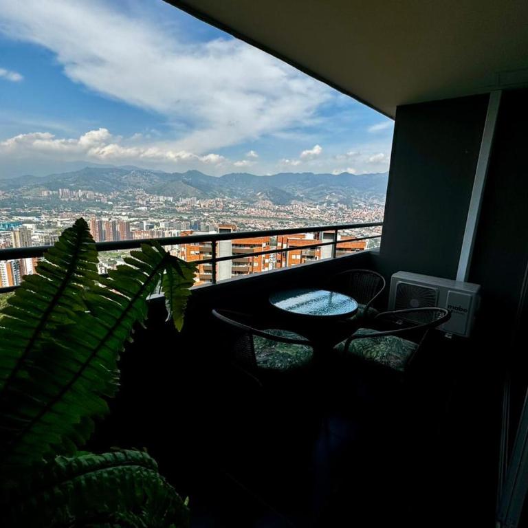 Hermoso apartamento en El Poblado con linda vista - Apartamento con balcón - 5