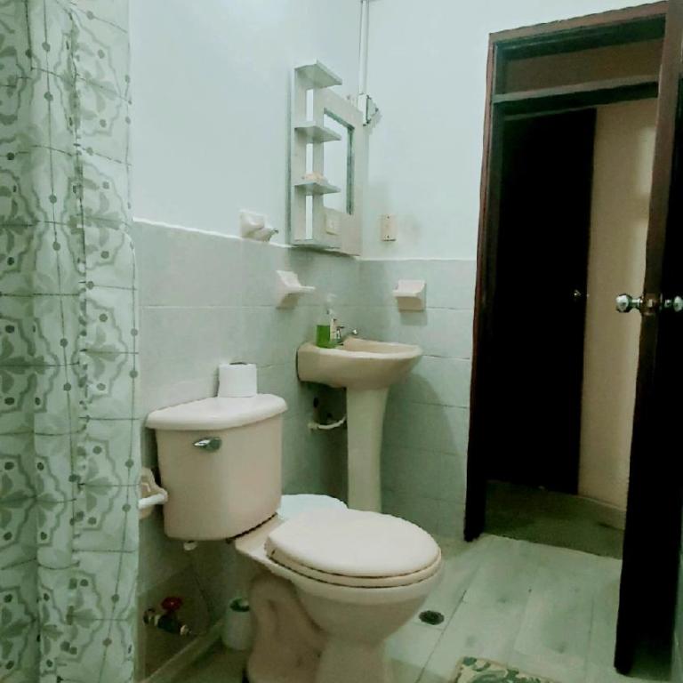Alojamiento Centrico con Parqueadero 2H Santo Domingo de los Colorados Ecuador - Apartamento de 1 dormitorio - 3