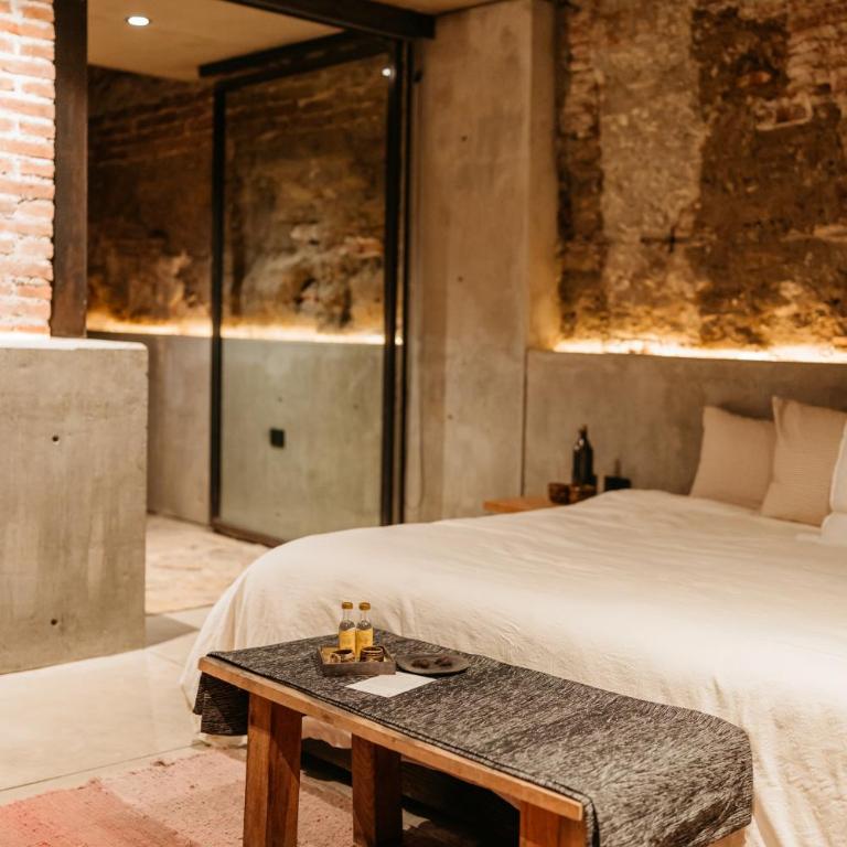 Becino - Deluxe King Room - 3