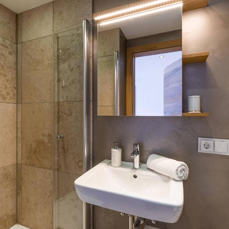 Trendguide Suites - Deluxe Apartment mit Balkon und 2 Schlafzimmern - 32