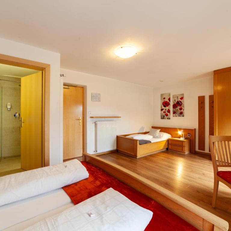 Almhotel Bergerhof - Dreibettzimmer mit Balkon - 14