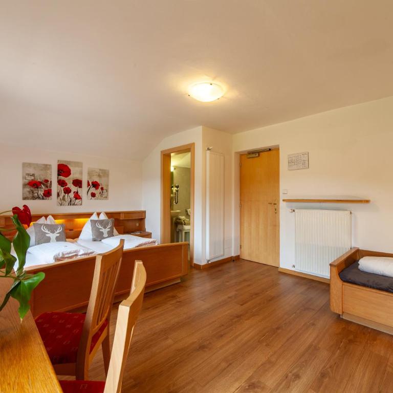 Almhotel Bergerhof - Dreibettzimmer mit Balkon - 17