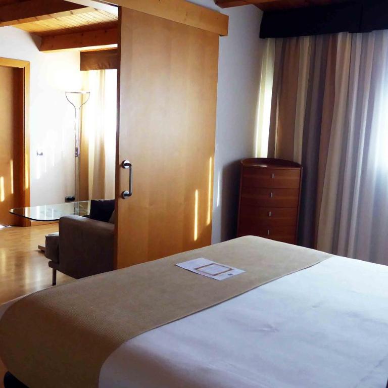 Estela Barcelona - Suite con bañera de hidromasaje y cama grande - 2