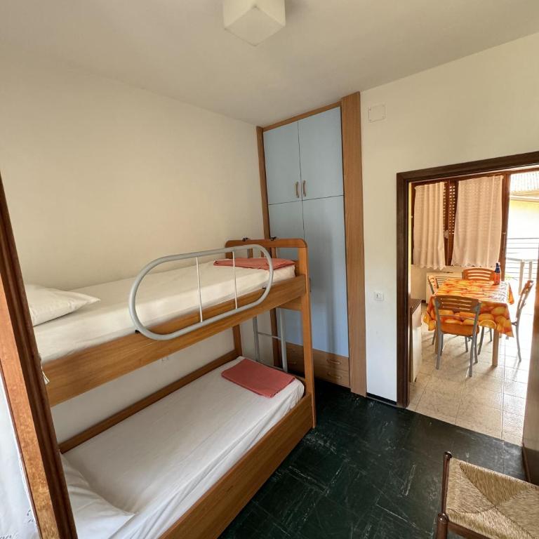 (4) Giovanni Versolatto - Appartamento con 2 Camere da Letto - 25