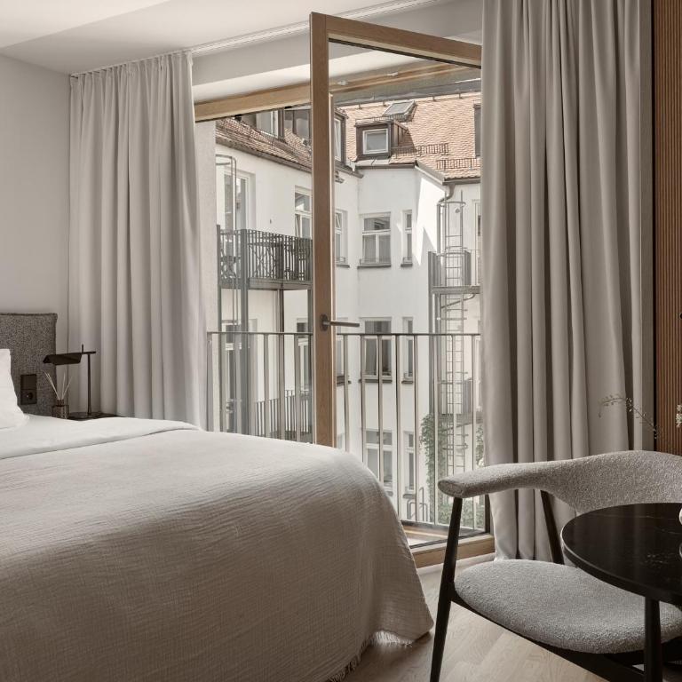 Bob W Munich Old Town - Original Zimmer – Blick auf den Innenhof - 3
