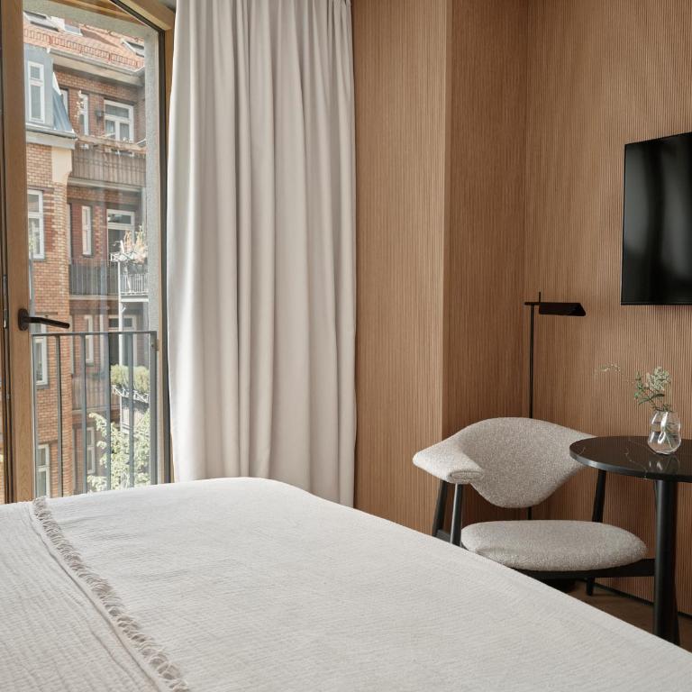 Bob W Munich Old Town - Original Zimmer – Blick auf den Innenhof - 7