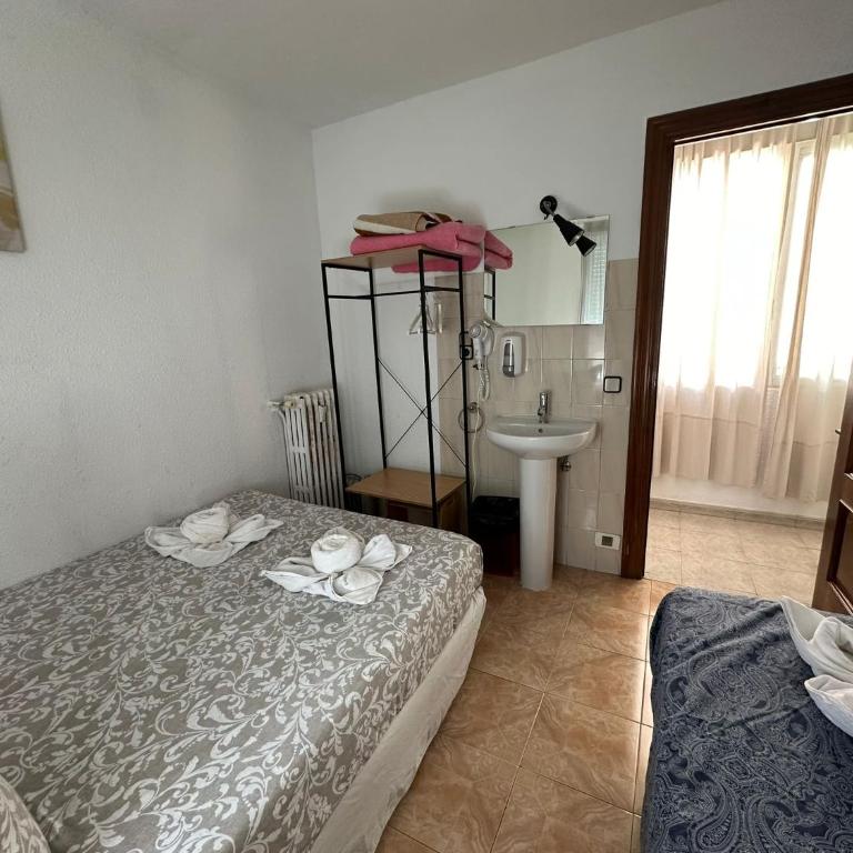 Hostal Arrate - Double Room with Extra Bed with Shared Bathroom - 1