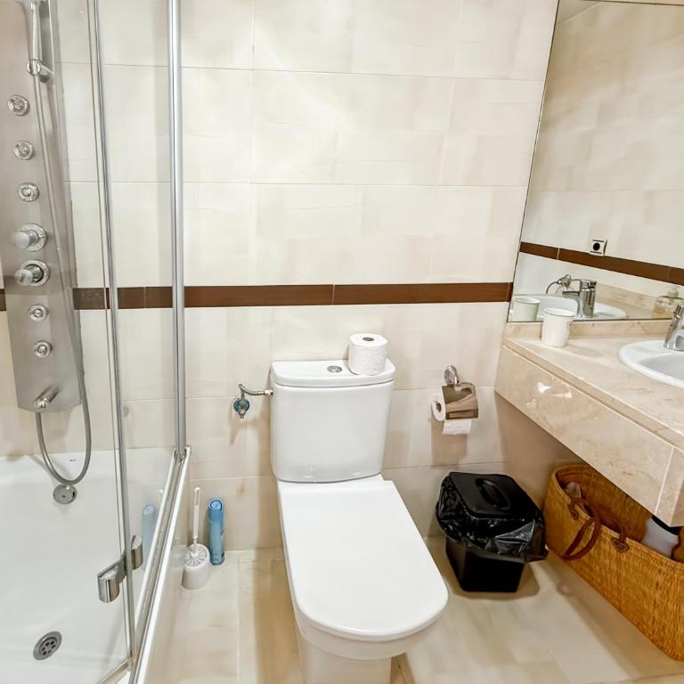 Amplio piso con parking y piscina cerca del mar - Two-Bedroom Apartment - 21