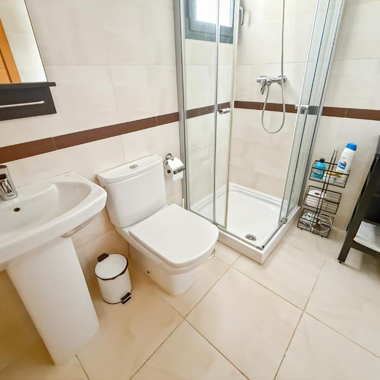 Amplio piso con parking y piscina cerca del mar - Two-Bedroom Apartment - 24