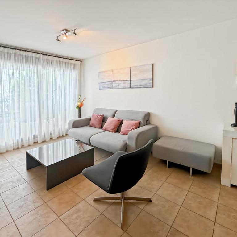 Amplio piso con parking y piscina cerca del mar - Two-Bedroom Apartment - 9