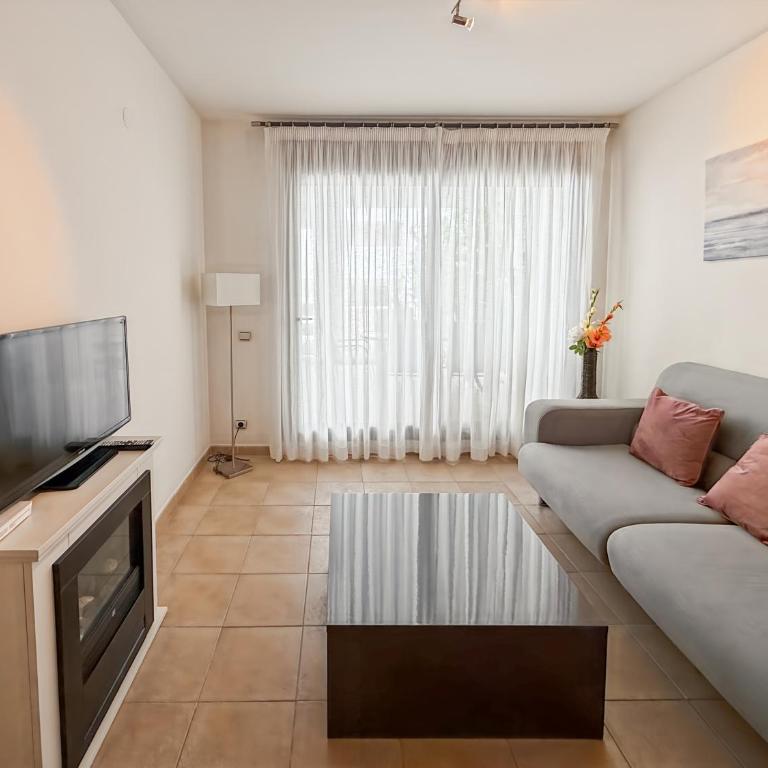Amplio piso con parking y piscina cerca del mar - Two-Bedroom Apartment - 7