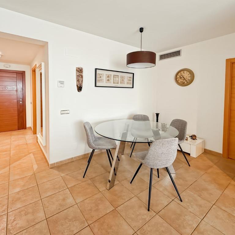 Amplio piso con parking y piscina cerca del mar - Two-Bedroom Apartment - 11