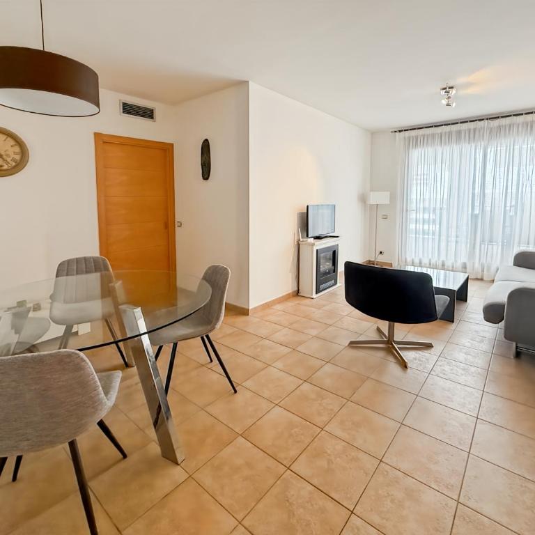 Amplio piso con parking y piscina cerca del mar - Two-Bedroom Apartment - 10