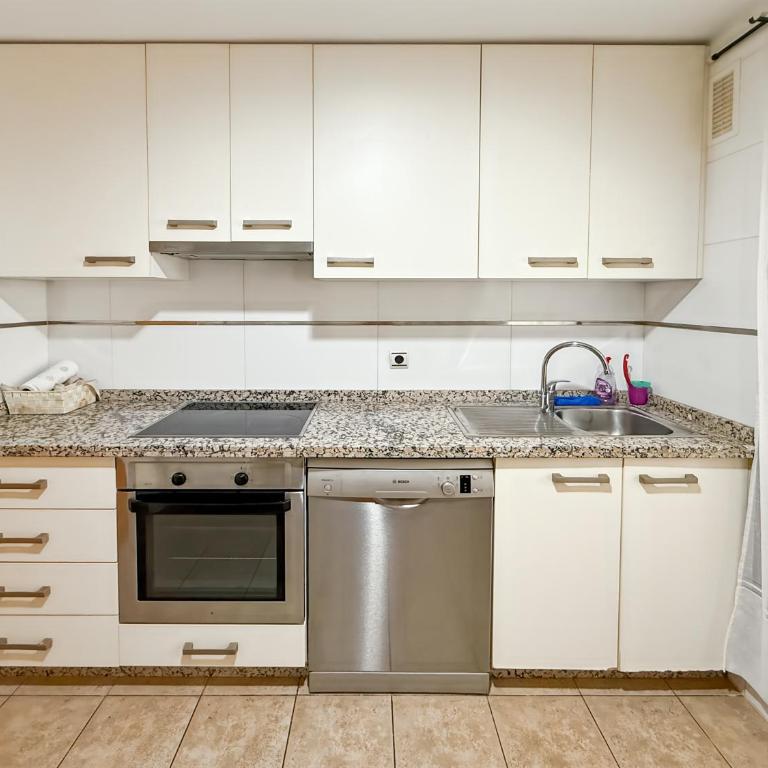 Amplio piso con parking y piscina cerca del mar - Two-Bedroom Apartment - 12
