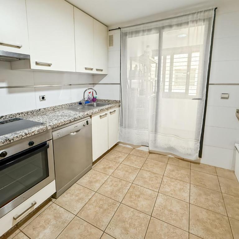 Amplio piso con parking y piscina cerca del mar - Two-Bedroom Apartment - 14