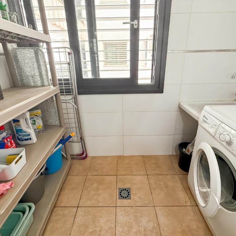 Amplio piso con parking y piscina cerca del mar - Two-Bedroom Apartment - 17