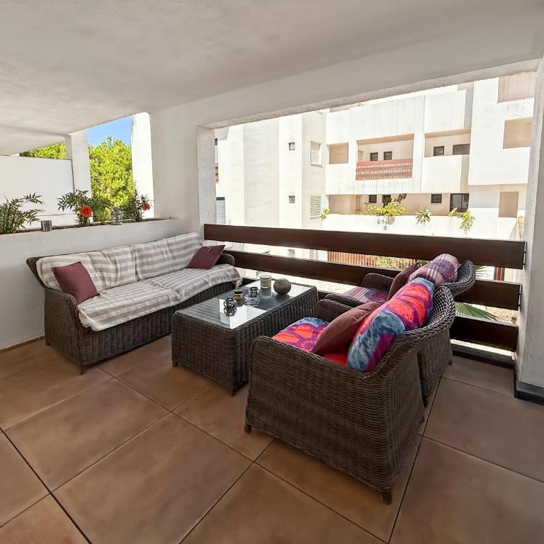Amplio piso con parking y piscina cerca del mar - Two-Bedroom Apartment - 2