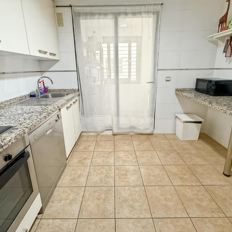Amplio piso con parking y piscina cerca del mar - Two-Bedroom Apartment - 16