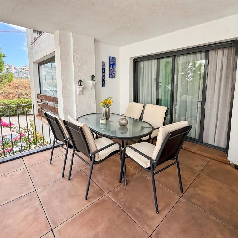 Amplio piso con parking y piscina cerca del mar - Two-Bedroom Apartment - 4